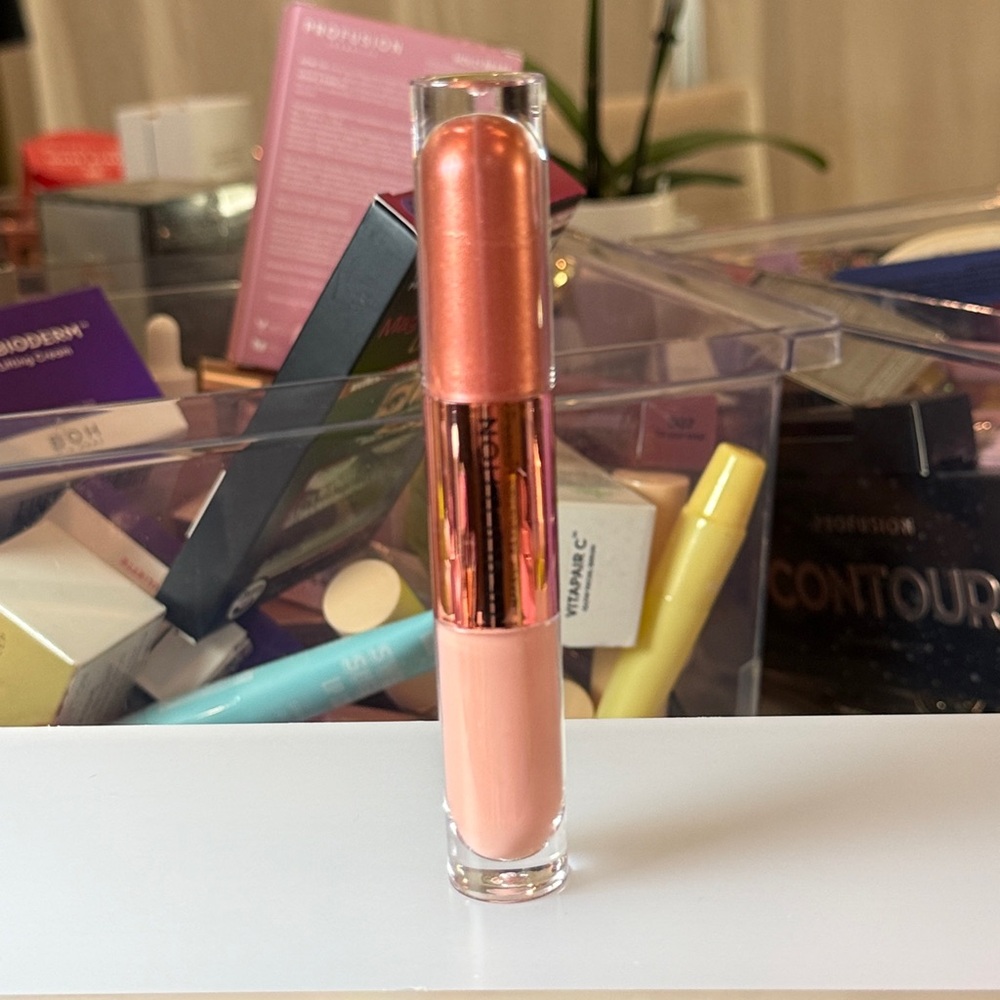 Dual Liquid Shadow In The Color Infatuated